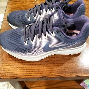 Nike Womens Pegasus 34 Running Shoes